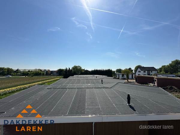 Groot plat dak met bitumen dakbedekking op bedrijfspand in Laren Groot plat dak met bitumen dakbedekking op bedrijfspand in Laren