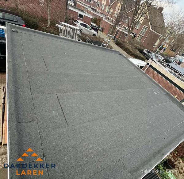 Nieuwe bitumen dakbedekking op plat dak van garage in Laren Nieuwe bitumen dakbedekking op plat dak van garage in Laren