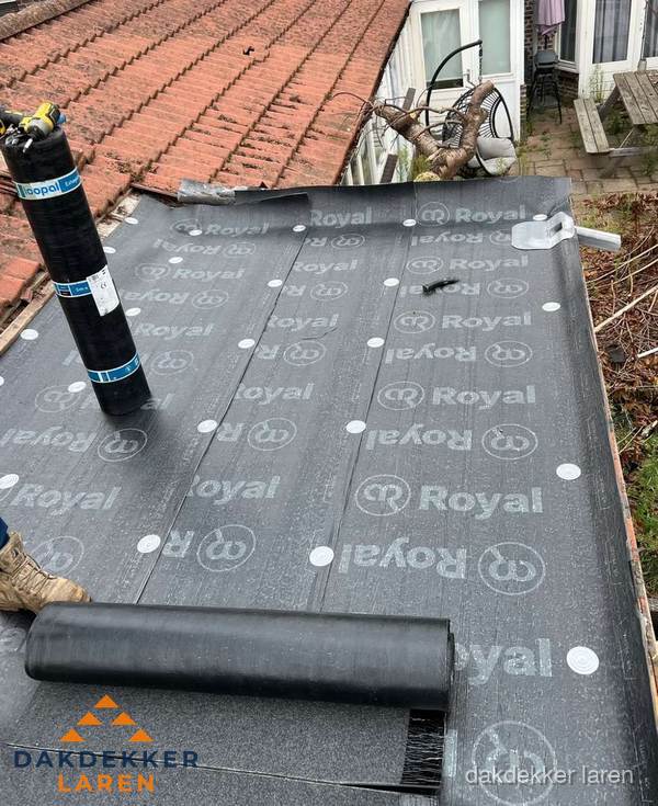 Bitumen dakbedekking leggen op plat dak aanbouw in Laren Bitumen dakbedekking leggen op plat dak aanbouw in Laren