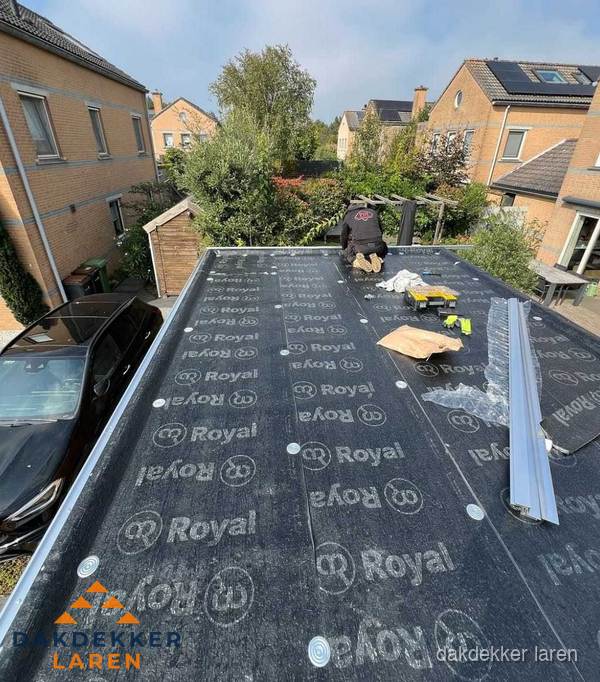 Dakdekker aan het werk op plat dak renovatie in Laren Dakdekker aan het werk op plat dak renovatie in Laren