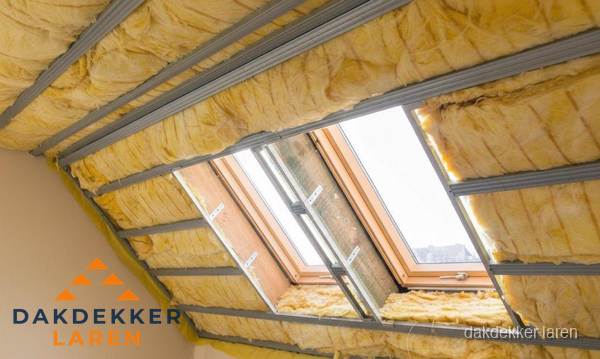 Schuin dak isoleren met glaswol bij dakraam in Laren Schuin dak isoleren met glaswol bij dakraam in Laren