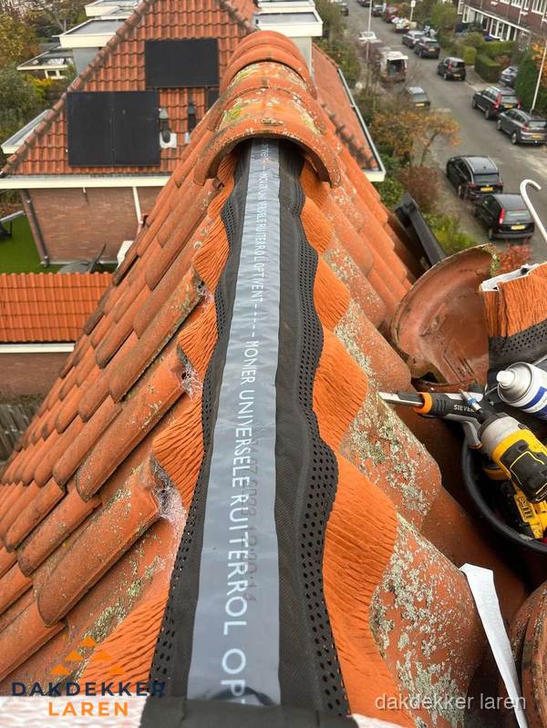 Dakdekker vervangt nokvorst met ruiterrol op pannendak in Laren Dakdekker vervangt nokvorst met ruiterrol op pannendak in Laren