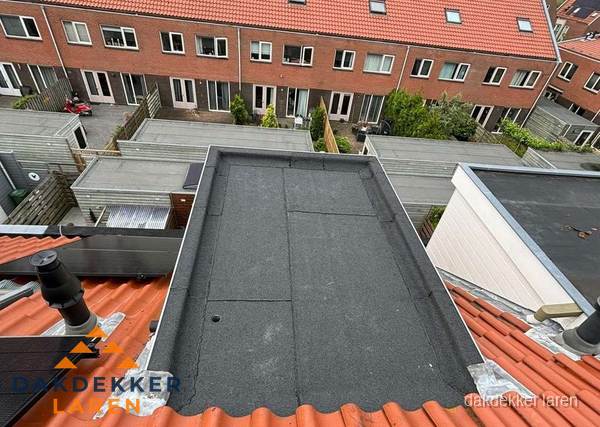 Plat dak met bitumen bedekking naast dakkapel in Laren Plat dak met bitumen bedekking naast dakkapel in Laren