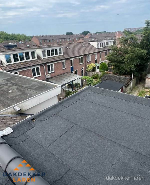 Vernieuwd plat dak met bitumen in woonwijk in Laren Vernieuwd plat dak met bitumen in woonwijk in Laren