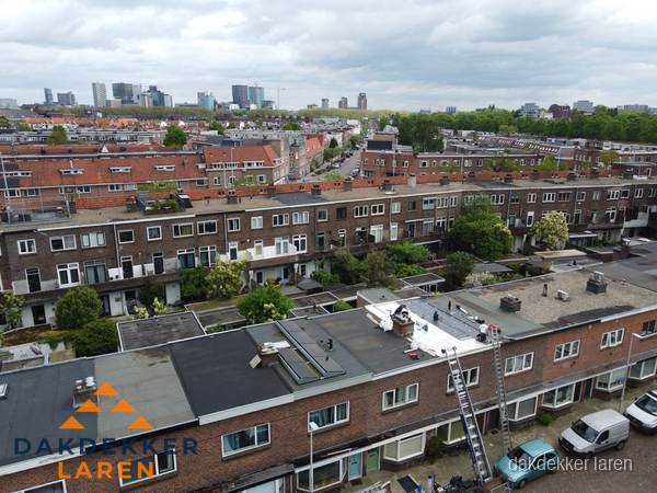 Spoed dakdekker aan het werk op plat dak in woonwijk Laren Spoed dakdekker aan het werk op plat dak in woonwijk Laren